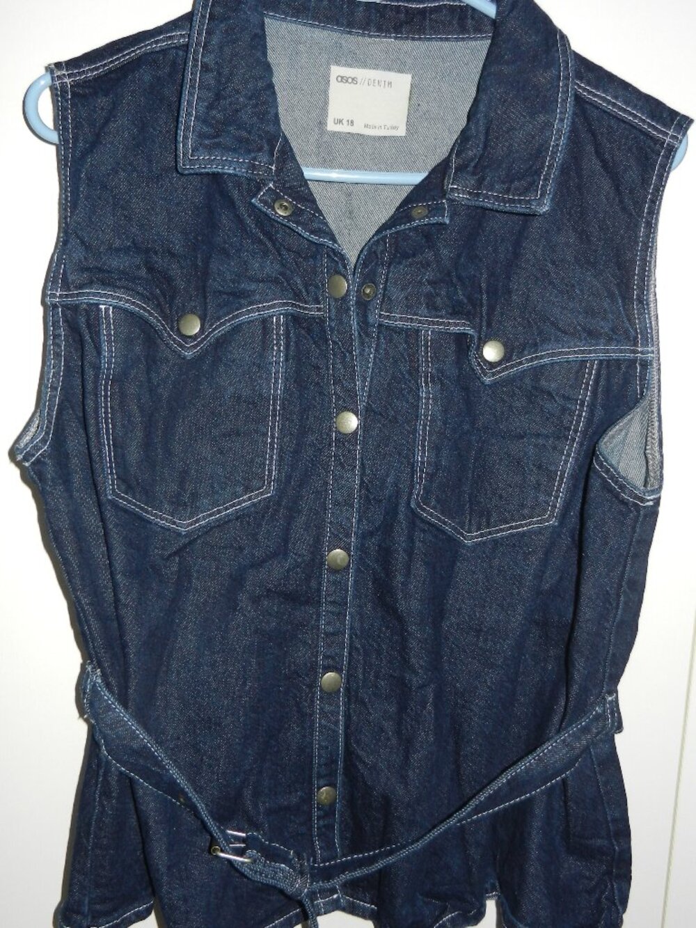 Haut sans manches bleu foncé en jeans avec ceinture (US 14)